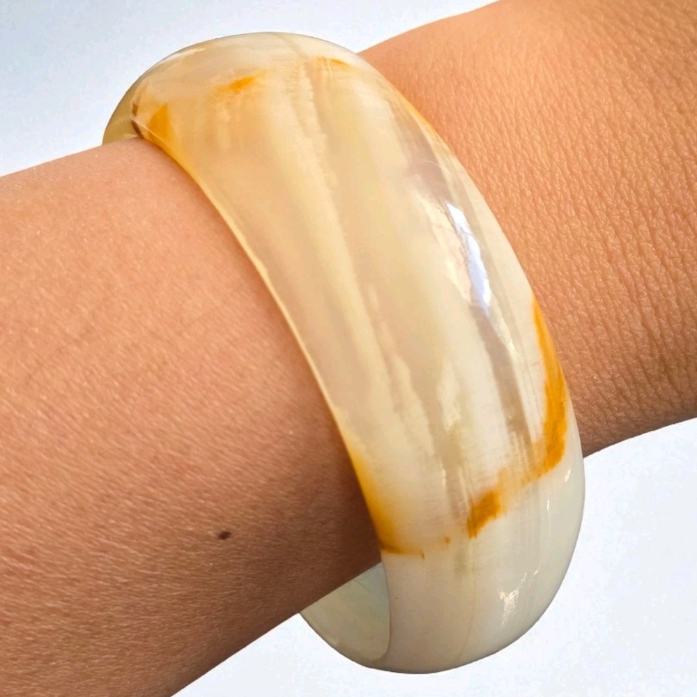Vintage Banded Agate Bangle Bracelet – Wide Polished Stone – Cream & Amber 7.5"